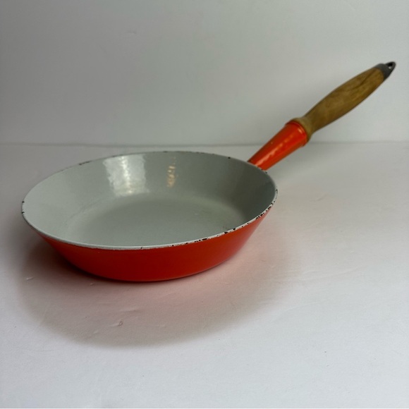 Vintage Le Creuset Cast Iron Enamel #24 ORANGE Skillet Pan & Wooden Handle - Picture 2 of 13